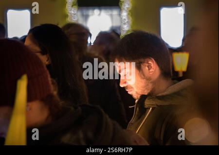 Rom, Italien. Januar 2025. Ein Demonstrant während der Fackelprozession gegen die Genehmigung des Sicherheitsdekrets, des DDL 1660 über die öffentliche Sicherheit, gefördert durch das Netzwerk "No Security Bill - at Full Regime" in Rom. Ein paar hundert Menschen nahmen an der römischen Ausgabe der Demonstration Teil, die im ganzen Land verbreitet wurde: „100.000 Lichter gegen die Dunkelheit des Regimes“, um gegen das Sicherheitsgesetz und gegen das „fortschreitende autoritäre Regime“ zu protestieren, das vom Netzwerk der sozialen Realitäten „No Security Bill“ bei Full Regime“ gefördert wurde. Im Dezember letzten Jahres sechs Sonderberichterstatter der Vereinten Nationen Stockfoto