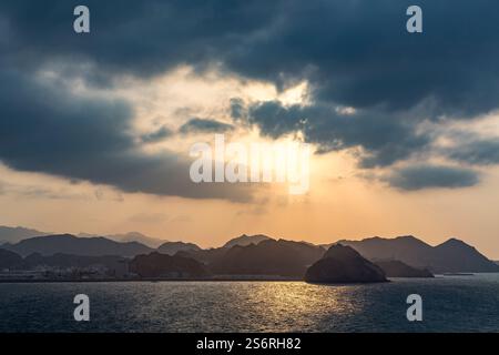 Sonnenuntergang, Blick vom Kreuzfahrtschiff über Maskat, Maskat, Oman, Arabische Halbinsel, Naher Osten, Asien Stockfoto