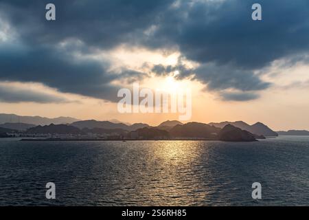 Sonnenuntergang, Blick vom Kreuzfahrtschiff über Maskat, Maskat, Oman, Arabische Halbinsel, Naher Osten, Asien Stockfoto
