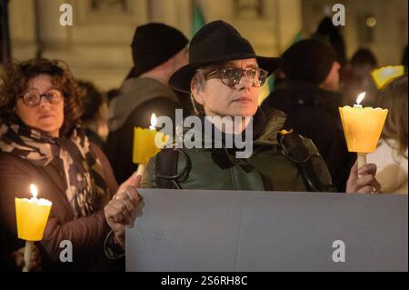 Rom, Italien. Januar 2025. Demonstranten halten während der Fackelprozession gegen die Genehmigung des Sicherheitsdekrets DDL 1660 über die öffentliche Sicherheit, das durch das Netzwerk "No Security Bill - at Full Regime" in Rom gefördert wird, brennende Kerzen. Ein paar hundert Menschen nahmen an der römischen Ausgabe der Demonstration Teil, die im ganzen Land verbreitet wurde: „100.000 Lichter gegen die Dunkelheit des Regimes“, um gegen das Sicherheitsgesetz und gegen das „fortschreitende autoritäre Regime“ zu protestieren, das vom Netzwerk der sozialen Realitäten „No Security Bill“ bei Full Regime“ gefördert wurde. Im Dezember letzten Jahres haben sechs UN-SPE Stockfoto
