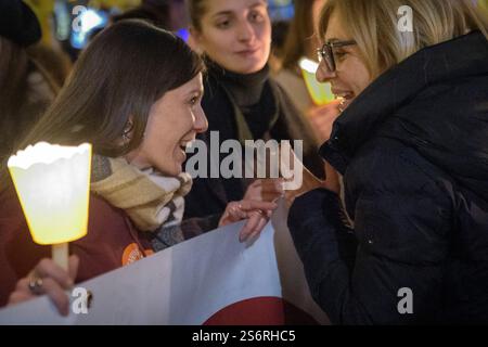 Rom, Italien. Januar 2025. Demonstranten halten während der Fackelprozession gegen die Genehmigung des Sicherheitsdekrets DDL 1660 über die öffentliche Sicherheit, das durch das Netzwerk "No Security Bill - at Full Regime" in Rom gefördert wird, brennende Kerzen. Ein paar hundert Menschen nahmen an der römischen Ausgabe der Demonstration Teil, die im ganzen Land verbreitet wurde: „100.000 Lichter gegen die Dunkelheit des Regimes“, um gegen das Sicherheitsgesetz und gegen das „fortschreitende autoritäre Regime“ zu protestieren, das vom Netzwerk der sozialen Realitäten „No Security Bill“ bei Full Regime“ gefördert wurde. Im Dezember letzten Jahres haben sechs UN-SPE Stockfoto