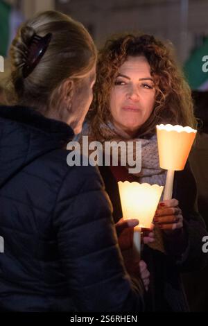 Rom, Italien. Januar 2025. Demonstranten halten während der Fackelprozession gegen die Genehmigung des Sicherheitsdekrets DDL 1660 über die öffentliche Sicherheit, das durch das Netzwerk "No Security Bill - at Full Regime" in Rom gefördert wird, brennende Kerzen. Ein paar hundert Menschen nahmen an der römischen Ausgabe der Demonstration Teil, die im ganzen Land verbreitet wurde: „100.000 Lichter gegen die Dunkelheit des Regimes“, um gegen das Sicherheitsgesetz und gegen das „fortschreitende autoritäre Regime“ zu protestieren, das vom Netzwerk der sozialen Realitäten „No Security Bill“ bei Full Regime“ gefördert wurde. Im Dezember letzten Jahres haben sechs UN-SPE Stockfoto