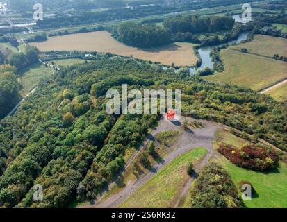 Blick auf die Lippe, die Radbod-Ruinspitze mit dem Wahrzeichen Haldenzeichen im Lippepark Hamm, Hamm, Bockum-Hövel, Ruhrgebiet, Nordrhein-Westfalen, Deutschland Stockfoto