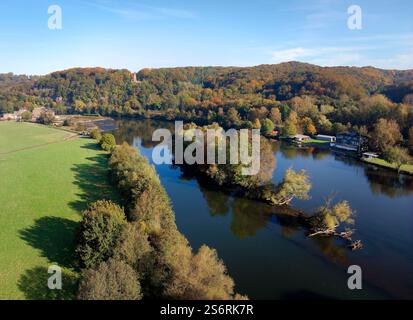 Blick auf das Ruhrgebiet bei Witten im herbstlichen Morgenlicht, Witten, Ruhrgebiet, Nordrhein-Westfalen, Deutschland Stockfoto