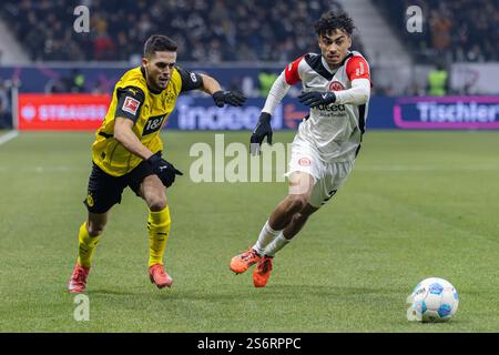 Frankfurt, Deutschland. Januar 2025. Frankfurt, 17. Januar 2025: Ein Duell zwischen Yan Couto (2 Dortmund) und Nathaniel Brown (21 Frankfurt) während des 1. Bundesliga-Fußballspiels zwischen Eintracht Frankfurt und Borussia Dortmund im Deutschen Bank Park in Frankfurt, Deutschland Philipp Kresnik (Philipp Kresnik/SPP) Credit: SPP Sport Press Photo. /Alamy Live News Stockfoto