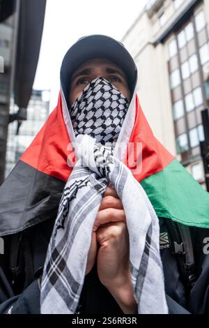 London, Großbritannien. Januar 2025. Ein Aktivist der Palästinensischen Aktion sah, wie er vor dem Gerichtsverfahren protestierte, um ihre Kameraden freizulassen - die Filton 18. Aktivisten der Palästinensischen Aktion #Filton18 erschienen im Old Bailey in London, um ihren Gerichtsverfahren zu beginnen. Sie werden wegen krimineller Schäden und gewalttätiger Unruhen während ihrer Aktion im August gegen das israelische Rüstungsunternehmen Elbit Systems in Filton beschuldigt. (Foto: Lab Ky Mo/SOPA Images/SIPA USA) Credit: SIPA USA/Alamy Live News Stockfoto