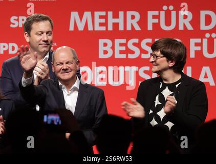 OLAF Scholz, Lars Klingbeil, Saskia Esken Bundestagswahlkampf 2025, Auftaktveranstaltung der SPD mit Kanzlerkandidat Olaf Scholz im Congresspark Wolfsburg. Politik, Parteien, Bundestagswahl Wolfsburg *** Olaf Scholz, Lars Klingbeil, Saskia Esken Bundestagswahlkampf 2025, SPD-Auftaktveranstaltung mit Kanzlerkandidat Olaf Scholz im Wolfsburger Kongresspark Politik, Parteien, Bundestagswahl Wolfsburg Stockfoto