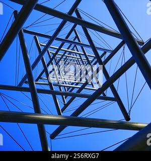 Skulpturenpark mit dem Needel Tower II Kunstwerk, Tensegrity, de Hoge Veluwe, Niederlande, Gelderland, Hoge Veluwe Nationalpark Stockfoto
