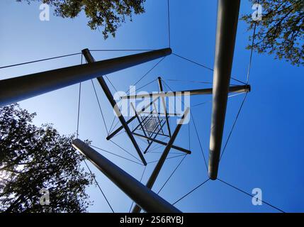 Skulpturenpark mit dem Needel Tower II Kunstwerk, Tensegrity, de Hoge Veluwe, Niederlande, Gelderland, Hoge Veluwe Nationalpark Stockfoto