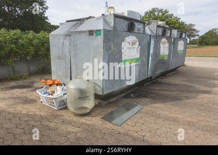 Altglasbehälter mit illegal entsorgten Haushaltsgütern, Deutschland, Nordrhein-Westfalen Stockfoto