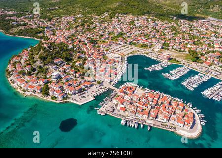 Aus der Vogelperspektive der Altstadt von Tribunj auf einer kleinen Insel in der Adria, Kroatien Stockfoto