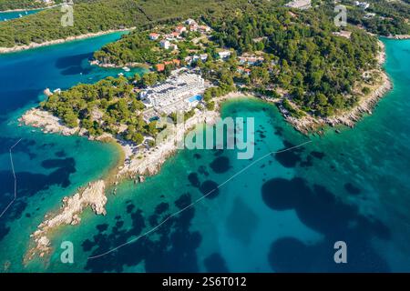 Blick aus der Vogelperspektive auf den Luxus-Resort-Komplex auf der Insel Rab in Kroatien Stockfoto