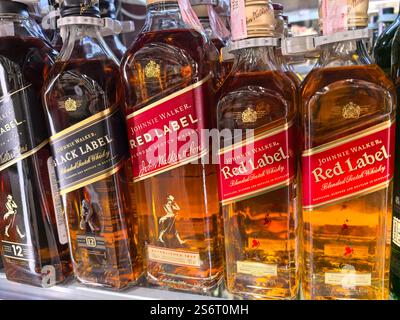 Bobruisk, Weißrussland - 7. Januar 2025: Regale mit verschiedenen Whiskey-Flaschen zeigen die satten Farben und einzigartigen Etiketten beliebter Spirituosen. Stockfoto