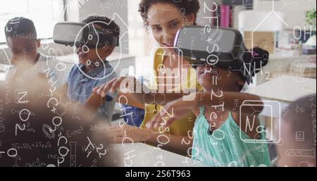 Bild chemischer Gleichungen über birassische Lehrerin mit vr-Headsets bei Schulkindern Stockfoto