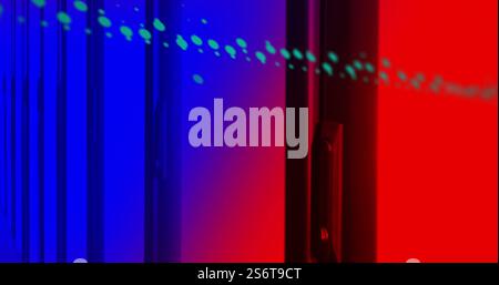 Buntes Bild von Datenpunkten und Zahlen auf abstraktem rotem und blauem Hintergrund Stockfoto