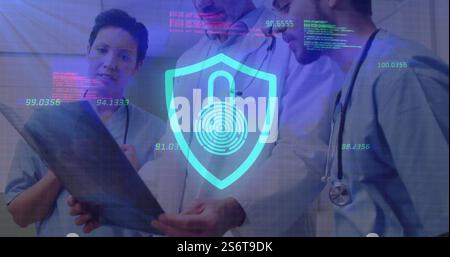 Bild der Finanzdatenverarbeitung und Schildsymbol über verschiedenen Ärzten im Krankenhaus Stockfoto