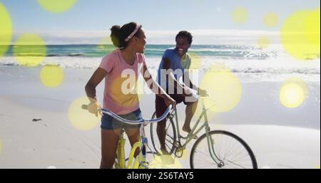 Gelbes Bokeh-Bild über ein paar Fahrrädern am Strand Stockfoto