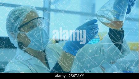 Bild mathematischer Gleichungen über birassische Wissenschaftlerinnen im Labor Stockfoto