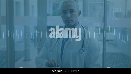 Arzt mit Tablet, Bild der medizinischen Datenanalyse über Krankenhaushintergrund Stockfoto Arzt mit Tablet, Bild der medizinischen Datenanalyse über Krankenhaushintergrund Stockfoto