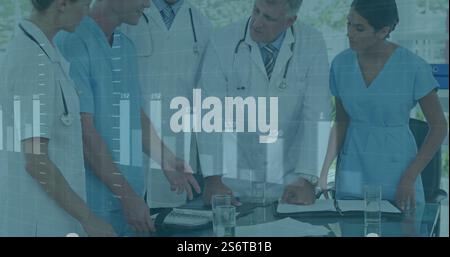 Bild der medizinischen Datenanalyse vor Ärzten, die Patienteninformationen diskutieren Stockfoto Bild der medizinischen Datenanalyse vor Ärzten, die Patienteninformationen diskutieren Stockfoto