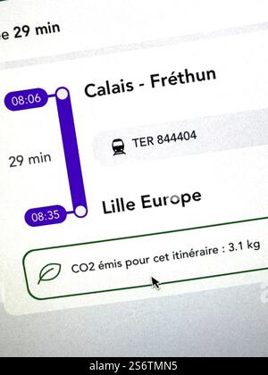 Informationen über den CO2-Ausstoß während einer Zugfahrt auf der Website der SNCF CONNECT Stockfoto