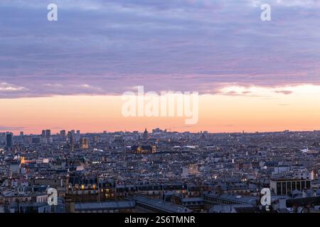 Frankreich, Paris, 75, 18. Arrondissement, Panorama vom Butte Montmartre bei Sonnenuntergang, Dezember 2023. Stockfoto