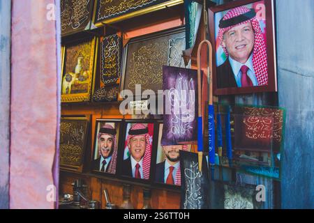 Jordanien, Naher Osten, Amman. Al Balad Bezirk. Porträts, in einem Laden, von den verschiedenen Königen von Jordanien. König Abdullah I., König Abdullah II. Und Prinz Hus Stockfoto