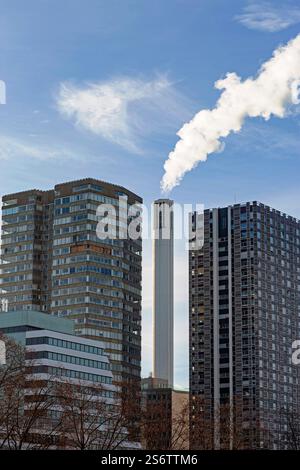 Frankreich, Paris, 75, 15. Arrondissement, Bezirk Grenelle, Front de seine Türme und Schornstein des Heizkesselhauses. Stockfoto