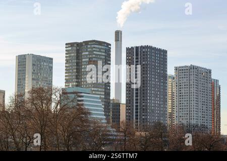 Frankreich, Paris, 75, 15. Arrondissement, Front de seine, Bezirk Grenelle. Im Hintergrund: Der Schornstein des Fernwärmekesselhauses Janua Stockfoto