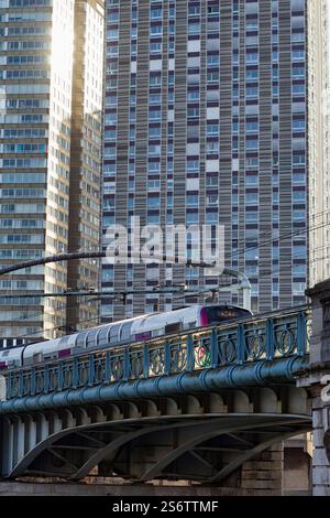 Frankreich, Paris, 75, 15. Arrondissement, Bezirk Grenelle, RER-Zug überquert die Eisenbahnbrücke am Fuße der Türme Front de seine. Stockfoto