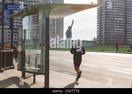 Frankreich, Paris, 75, 16. Arrondissement, Jogger auf der Pont de Grenelle, Januar 2024. Stockfoto