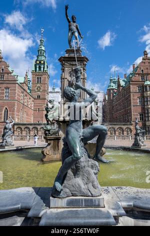 Der Neptunbrunnen im Schloss Frederiksborg ist ein Palast in Hillerod, Dänemark. Es wurde als königliche Residenz für König Christian IV. Erbaut und ist heute ein Museum Stockfoto