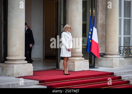 Paris, Frankreich. Januar 2025. Französische First Lady Brigitte Macron am Haupteingang des Elysée Palace. Der französische Präsident Emmanuel Macron und die französische First Lady Brigitte Macron begrüßen den Präsidenten der Republik Angola João Lourenco und seine First Lady Ana Dias Lourenco im Elysée-Palast in Paris. Quelle: SOPA Images Limited/Alamy Live News Stockfoto