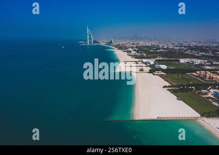 Naher Osten, Vereinigte Arabische Emirate, Dubai, Privatstrände mit luxuriösen Villen. Im Hintergrund das Burj Al Arab Hotel. Stockfoto