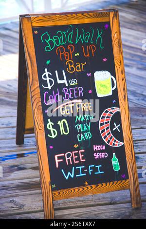 Antigua und Barbuda, Westindien, Antigua Island. St. John's.. Schilder, auf denen der Preis für Bier in einer Bar angezeigt wird, sowie kostenloses drahtloses internet (wi-fi). Stockfoto