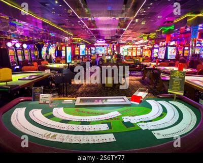 Casino innen, Blackjack Tisch im Vordergrund Stockfoto