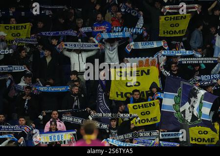 Barcelona, Spanien. Januar 2025. RCD Espanyol Chen geht die Fahnen und Tücher auf die Tribüne während des Spiels La Liga zwischen RCD Espanyol und CD Leganes, das am 11. Januar 2024 im RCDE-Stadion in Barcelona gespielt wurde. (Foto: Bagu Blanco/PRESSINPHOTO) Credit: PRESSINPHOTO SPORTS AGENCY/Alamy Live News Stockfoto