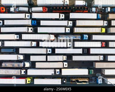 Lkw in Warteschlangen, Draufsicht. Stockfoto