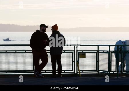 Am Samstag, den 11. Januar 2025, fahren wir mit der M/V Tacoma-Fähre auf der Seattle-Bainbridge-Strecke. Stockfoto