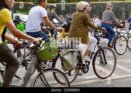 Frankreich, Paris, 75, 1. Bezirk, Rue de Rivoli, Radfahrer, Juni 2024. Stockfoto