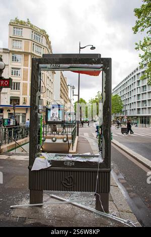 Frankreich, Paris, 75, 12. Arrondissement, Bd Diderot, Beschädigung einer Plakatwand am Ende der Prozession, bei der Demonstration gegen die extreme Rechte Stockfoto