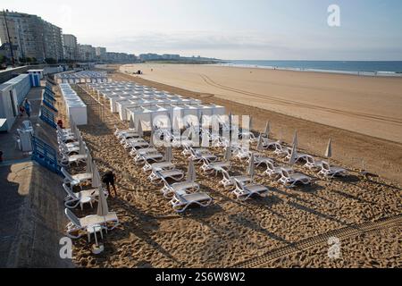 Frankreich, Les Sables d'Olonne, 85, Morning Beach Installations, August 2024. Stockfoto