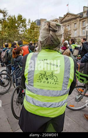 Frankreich, Paris, Place de la Republique, 10. Arrondissement, Zusammenkunft von Radfahrern zu Ehren von Paul Varry, Mitglied des Vereins Paris en selle, Stockfoto