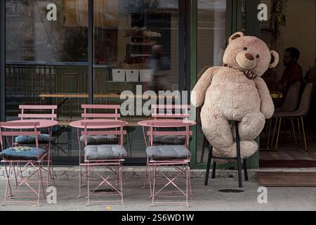 Frankreich, Paris, 5. Arrondissement, 'Gobelins Teddybär' auf der Terrasse von l'Escarpolette, Coffee Shop/Teestube Restaurant, 10/2024. Stockfoto