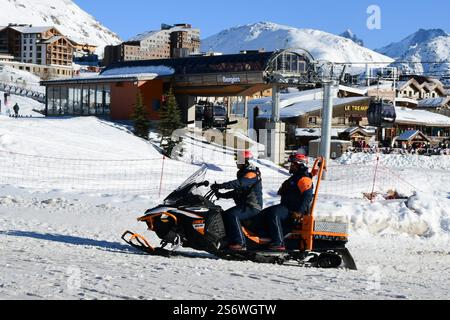 Alpe Huez, Isere, Frankreich. Januar 2025. Schneemobil im Skigebiet Alpe d Huez. (Credit Image: © Romain Doucelin/SOPA Images via ZUMA Press Wire) NUR REDAKTIONELLE VERWENDUNG! Nicht für kommerzielle ZWECKE! Stockfoto