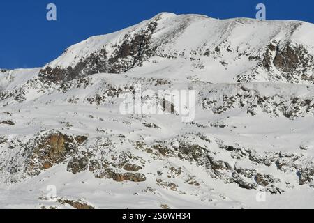 Alpe Huez, Isere, Frankreich. Januar 2025. Berg im Skigebiet Alpe d Huez. (Credit Image: © Romain Doucelin/SOPA Images via ZUMA Press Wire) NUR REDAKTIONELLE VERWENDUNG! Nicht für kommerzielle ZWECKE! Stockfoto