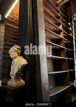 Leere Regale während der Renovierung im Long Room, der Trinity College Library in Dublin, Irland. Stockfoto