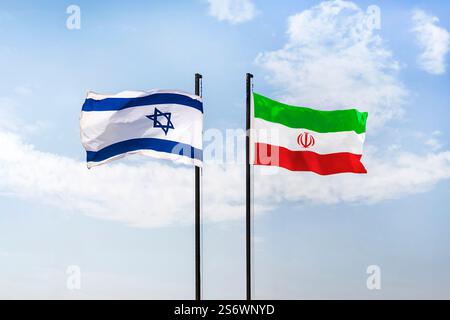 Konzept eines Konflikts zwischen Israel und dem Iran. Flaggen von Libanesen und Israel auf einem blauen, bewölkten Himmel. Verhandlungen zwischen iran und Israel. Stockfoto