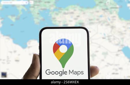 Das Google Maps-Logo wird auf dem Smartphone angezeigt Stockfoto