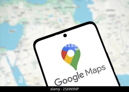 Das Google Maps-Logo wird auf dem Smartphone angezeigt Stockfoto